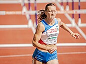 Sedmibojařka Dorota Skřivanová probíhá cílem běhu na 100 metrů překážek na...
