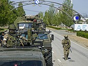 Ruský vojenský konvoj na cestě k jaderné elektrárně Záporoží v Enerhodaru. (1....