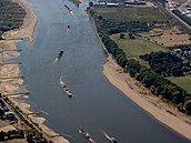 Řeka Rýn zaznamenává výrazný pokles hladiny vody, což komplikuje především...