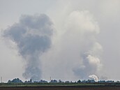 Pohled na kouř stoupající nad oblastí po výbuchu v obci Majskje v Džankojském...