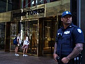 Poté, co agenti FBI začali prohledávat Trumpovu rezidenci v Mar-a-Lago, policie...