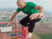 Gymnasta si zacvičil na vrcholu liblického stožáru, nejvyšší stavbě Česka