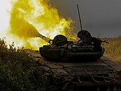 Ukrajinští vojáci v tanku odstřelují ruské jednotky v Doněcké oblasti (12....