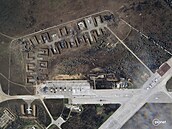 Satelitní snímek poskytnutý společností Planet Labs PBC ukazuje zničená ruská...