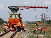 Dělníci opravují železniční trať vedoucí na Krym. (16. srpna 2022)