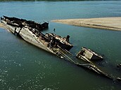 Vrak německé válečné lodi z druhé světové války v Dunaji v srbském Prahově....