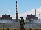 Ruský voják v areálu Záporožské jaderné elektrárny (4. srpna 2022)