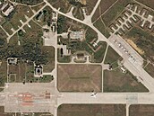 Satelitní snímek ukazuje letadla na letecké základně Saki/Saky na Krymu před...
