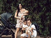 Tomáš Verner, jeho manželka Tammy a jejich děti Tomáš a Timothy (2022)