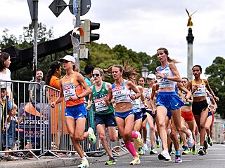 V popředí startovního pole maratonkyň (zleva) Nienke Brinkmannová z...