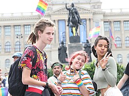 Úastníci prvodu hrdosti Prague Pride na Václavském námstí (13. srpna 2022)