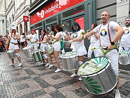 Úastníci prvodu hrdosti Prague Pride. Logo tvoí spojení barev vlajky hrdosti...