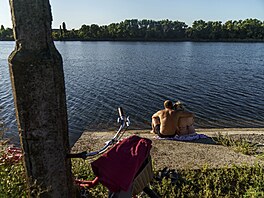 Pár se objímá po osvěžení v jezeře ve Slovjansku v Doněcké oblasti na východě...