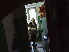 Devětaosmdesátiletá Ida Svystunová nese misku s polévkou, kterou si ohřívá na...