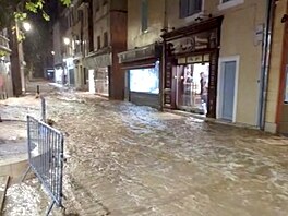 Silný déšť způsobil záplavy ve francouzské obci Cassis. Podle hasičů nebyl...