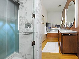 Vedle sprchového koutu má hlavní koupelna k dispozici i vanu.