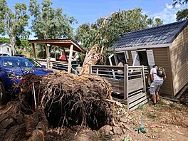 Bouře na francouzském ostrově Korsika zasáhla i kemp v pobřežním městě Sagone....
