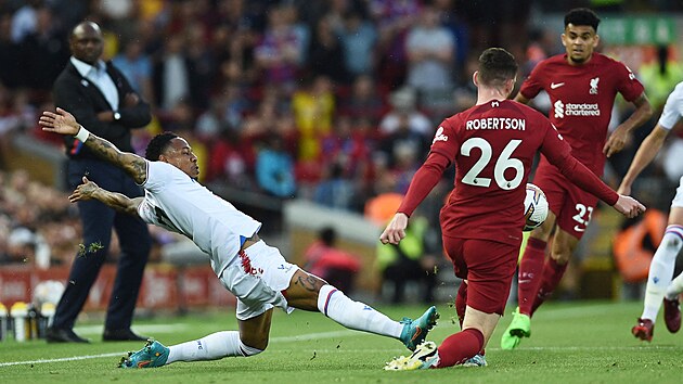 Nathaniel Clyne (vlevo) z Crystal Palace si vylpl na Andrewa Robertsona z Liverpoolu.