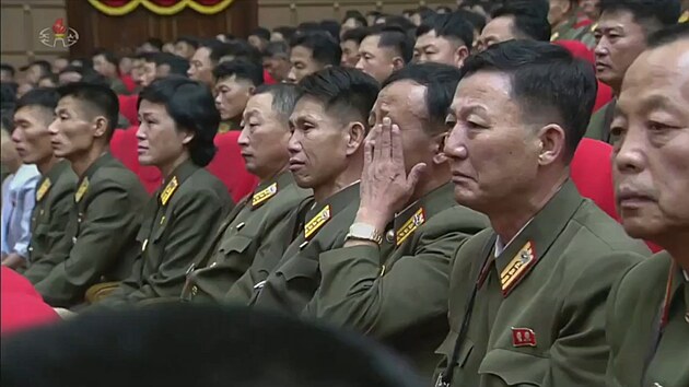 Severokorejští poslanci pláčou při projevu sestry Kim Čong-una