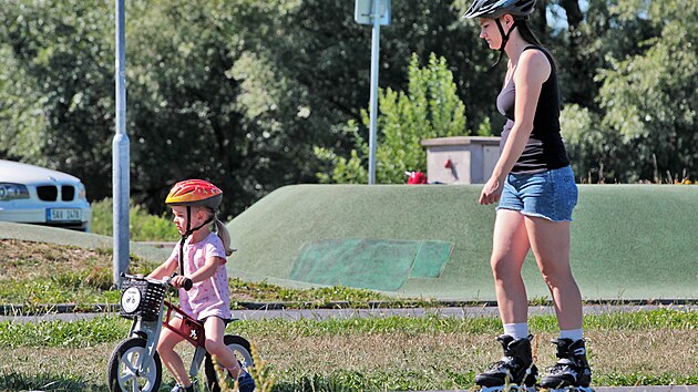 Bruslai na inline drze v karlovarskm arelu Meandr Ohe.