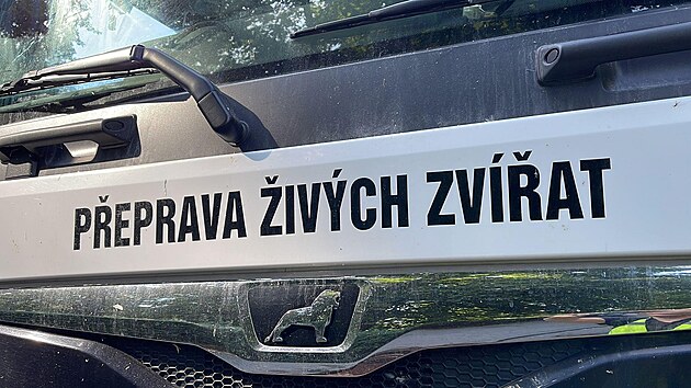 V Rakovníku havaroval kamion, který převážel slepice. (17. srpna 2022)