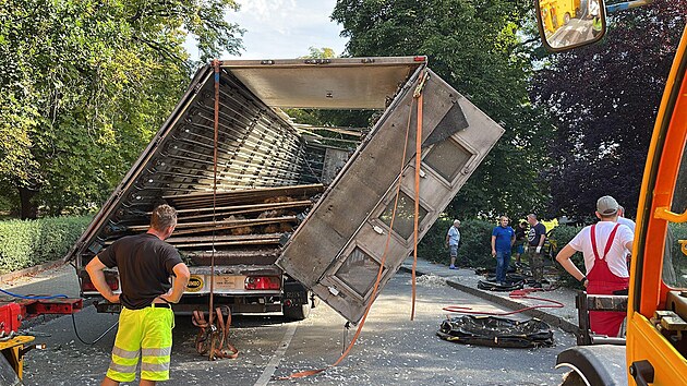 V Rakovníku havaroval kamion, který převážel slepice. (17. srpna 2022)