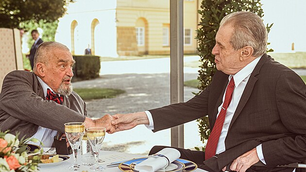 Karel Schwarzenberg (vlevo) a prezident Miloš Zeman při setkání na zámku v Lánech. (17. srpna 2022). Oba muži proti sobě stáli ve 2. kole prezidentské volby v roce 2013.