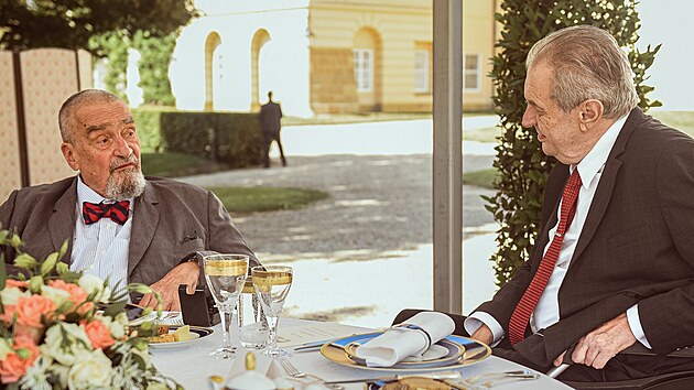Karel Schwarzenberg (vlevo) a prezident Milo Zeman pi setkn na zmku v Lnech. (17. srpna 2022). Oba mui proti sob stli ve 2. kole prezidentsk volby v roce 2013.