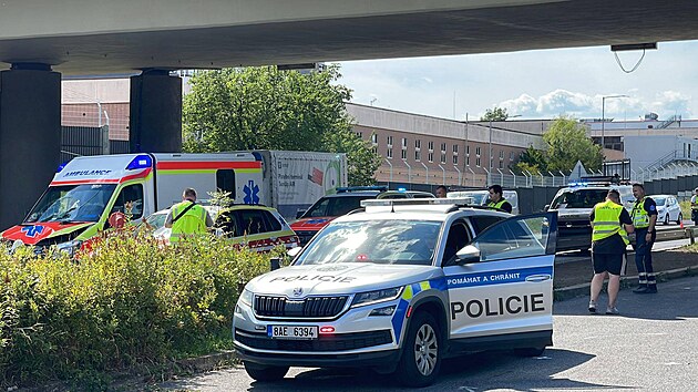 Dopravn nehoda sanitnho vozu a chodce uzavela Rozvadovskou spojku u njezdu do ulice Bucharova. (17. srpna 2022)