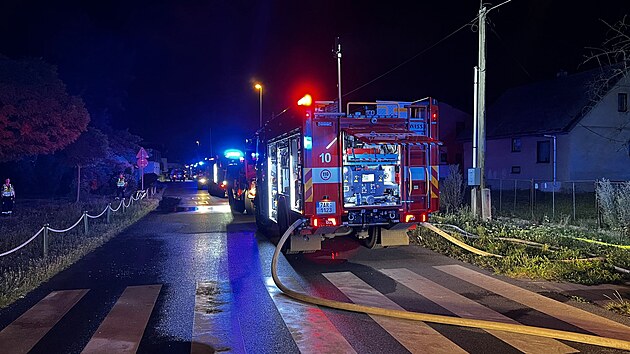 Prat hasii zasahovali u nevyuvanho zmku ertousy v Hornch Poernicch. Stechu zmku nezachrnili. (19. srpna 2022)