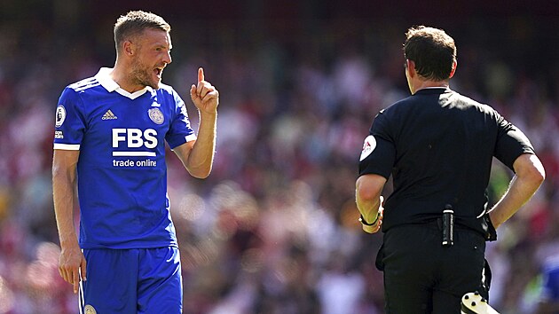 Jamie Vardy v rozprav s rozhodm bhem zpasu anglick Premier League proti Arsenalu.