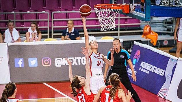 esk basketbalistka Valentna Kadlecov v akci v zpase mistrovstv Evropy do osmncti let proti Polsku.