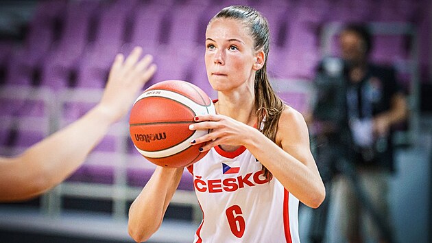 esk basketbalista Charlotte Velichov bhem utkn mistrovstv Evropy do osmncti let proti Polsku.