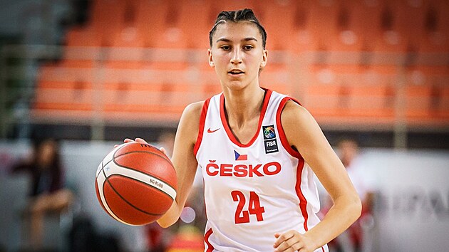 esk basketbalista Valentna Kadlecov bhem utkn mistrovstv Evropy do osmncti let proti Polsku.