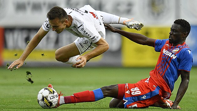 Filip Kubala z Hradce Kr�lov� a Modou Ndiaye z Plzn� v souboji o m��.