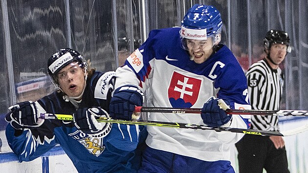 Fin Ville Koivunen v souboji s kapitnem Slovk Rayenem Petrovickm v utkn hokejovho mistrovstv svta do dvaceti let.