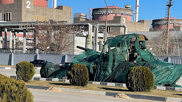 Rusk tank u jadern elektrrny Zporo v ukrajinskm Enerhodaru. (4. srpna 2022)