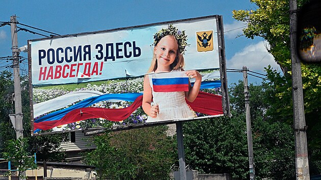 Propagandistick plakt v okupovanm Chersonu se sdlenm: Rusko je zde navdy. (16. ervence 2022)
