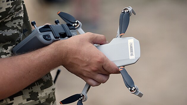 Ukrajinští vojáci se účastní výcviku v ovládání dronů na základně v Kyjevské oblasti. (29. července 2022)