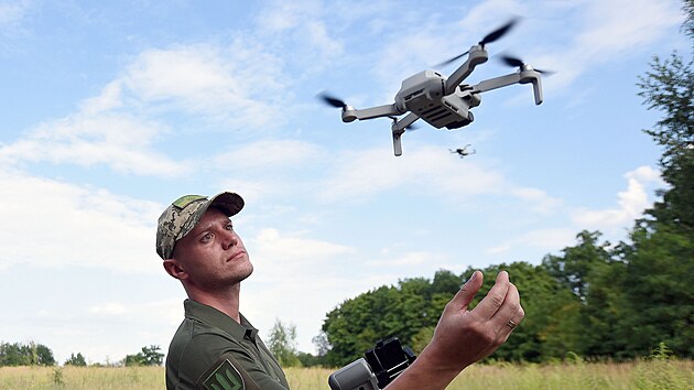 Ukrajint vojci se astn vcviku v ovldn dron na zkladn v Kyjevsk oblasti. (29. ervence 2022)