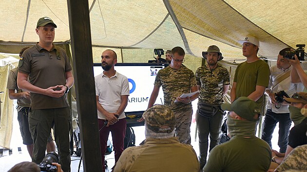 Ukrajinští vojáci se účastní výcviku v ovládání dronů na základně v Kyjevské oblasti. (29. července 2022)