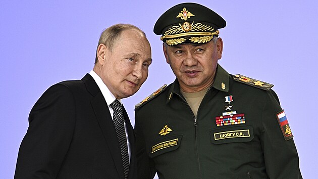 Ruský prezident Vladimir Putin a ruský ministr obrany Sergej Šojgu se účastní zahájení Mezinárodního vojenského fóra v Moskvě. (15. srpna 2022)