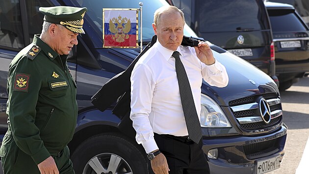 Rusk prezident Vladimir Putin a rusk ministr obrany Sergej ojgu se astn zahjen Mezinrodnho vojenskho fra v Moskv. (15. srpna 2022)