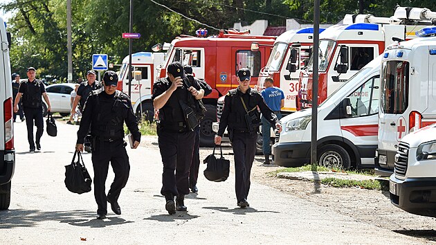 Ruští policisté po výbuchu muničního skladu zasahují v obci Majskoje na Krymu. (16. srpna 2022)