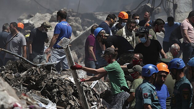 Armnt zchrani pracuj v Jerevanu na mst, kde vybuchl sklad pyrotechniky. (15. srpna 2022