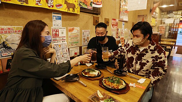 Lidé v restauraci v japonské prefektue Hiroima. (28. záí 2021)
