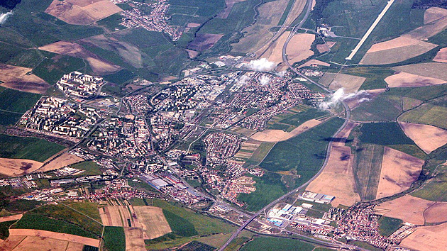 Letecký pohled na Poprad a blízké okolí. Vpravo nahoře je letiště. (2013)