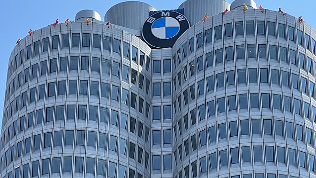Slavn budova BMW v Mnichov slav padestiny. Pro jej specifick tvar ji kaj tyvlec. Je dlem architekta Karla Schwanzera.