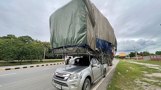 Dopravn policist v Kanchanaburi v zpadnm Thajsku zastavili vozidlo...
