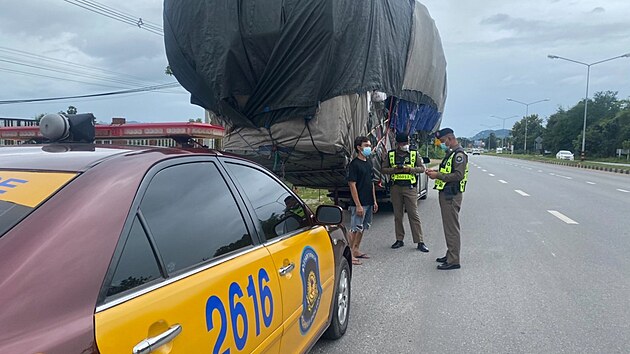 Dopravn policist v Kanchanaburi v zpadnm Thajsku zastavili vozidlo...